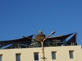 Storchennest mitten auf einem grossen Platz