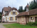 Stationsgebäude am Weg