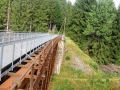 Der Weg führt über eine ehemalige Bahnbrücke