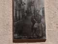 Alte Fotos an Hauswänden in der Altstadt