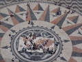 Windrose-Mosaik vor dem Entdecker-Denkmal