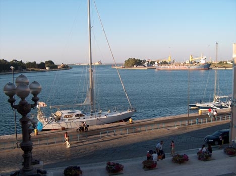 Der Hafen von Brindisi Der Hafen von Brindisi