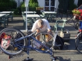 Peter beim Schlauch flicken